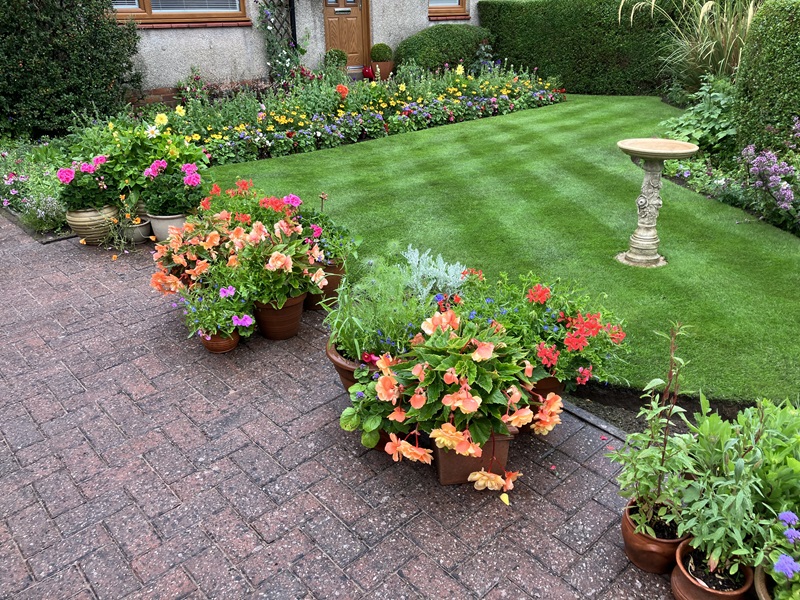Residential front garden or entrance - Joint second place